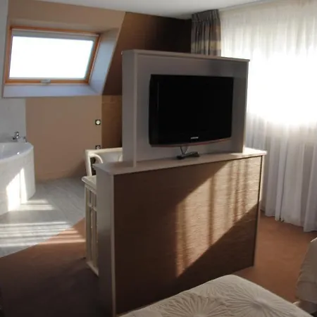 Logis Du Casino Restaurant Le Mathelia