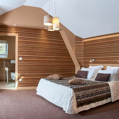 Logis Du Casino Restaurant Le Mathelia 3*