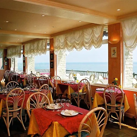 Logis Du Casino Restaurant Le Mathelia ホテル 3*