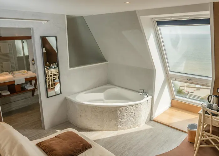 Hotel Logis Du Casino Restaurant Le Mathelia 3*