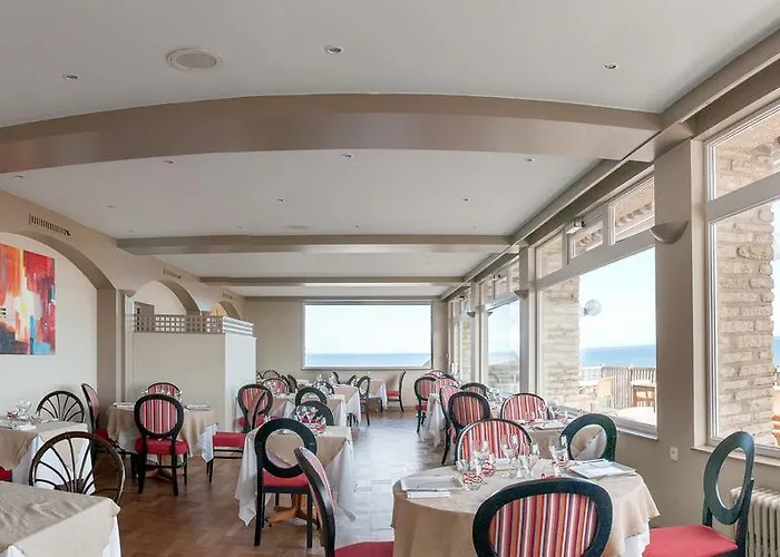 Hotel Logis Du Casino Restaurant Le Mathelia 3*