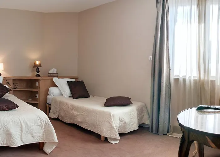 Отель Logis Du Casino Restaurant Le Mathelia 3*