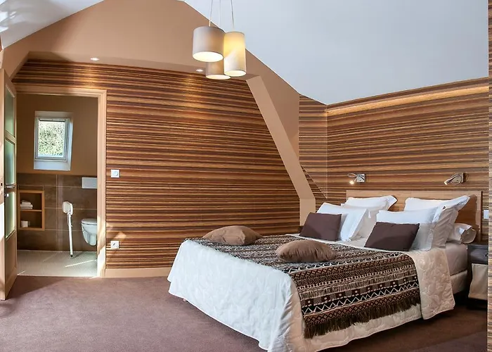 Logis Du Casino Restaurant Le Mathelia 3*