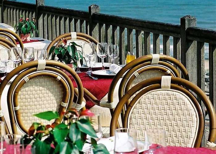 Logis Du Casino Restaurant Le Mathelia 3*